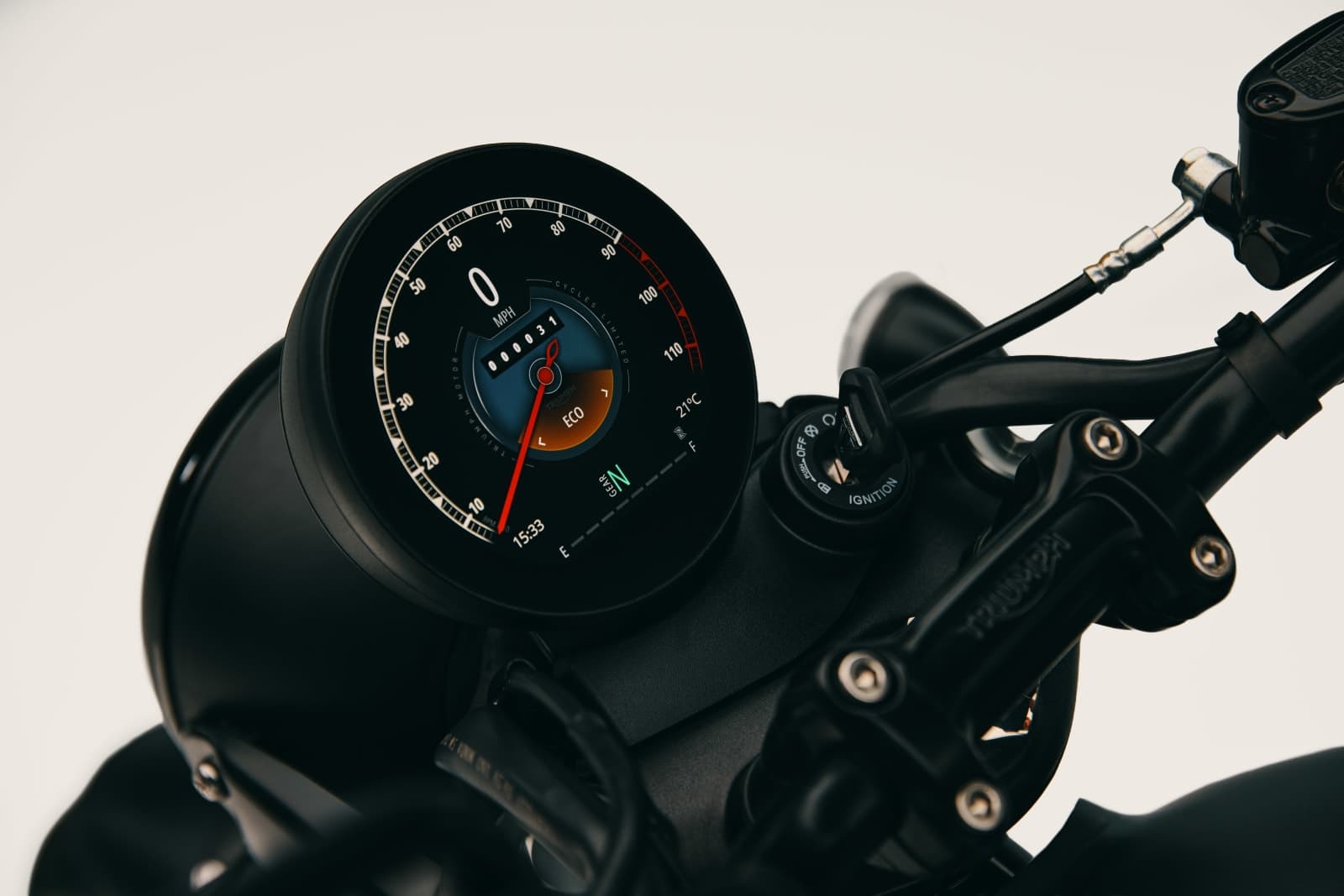 Painel TFT circular da Bonneville T40 Black exibindo modo Eco e marcador de combustível