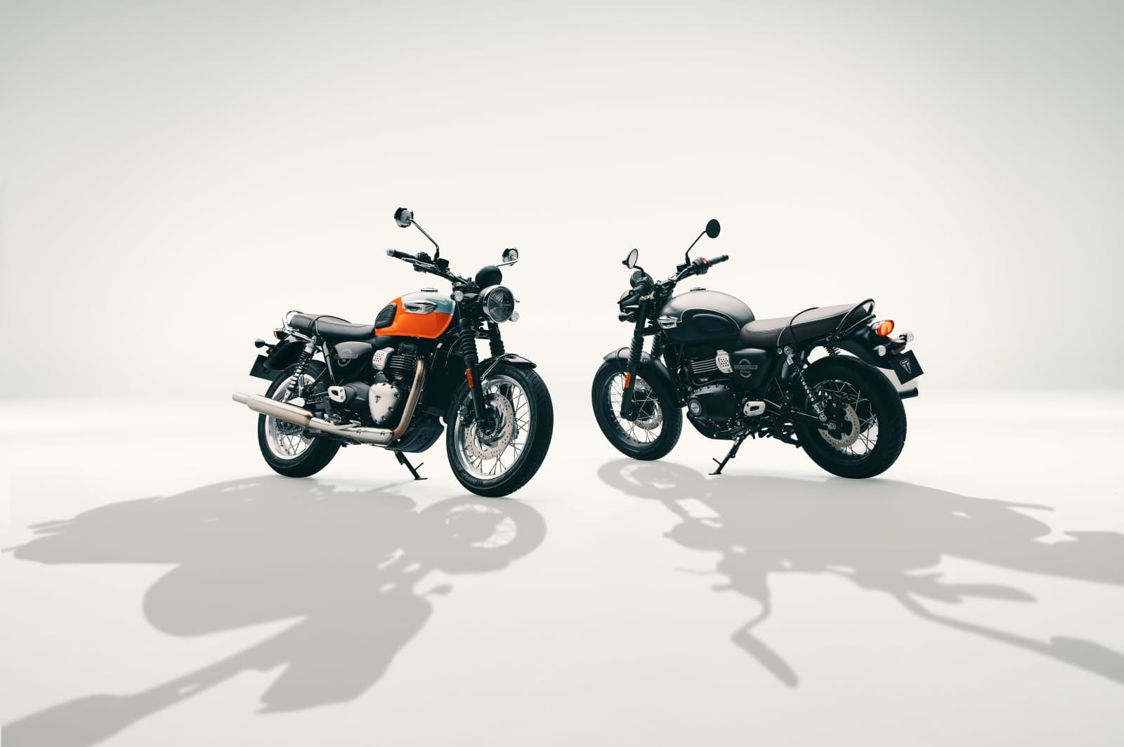 Bonneville T40 laranja e Bonneville T40 Black lado a lado em estúdio