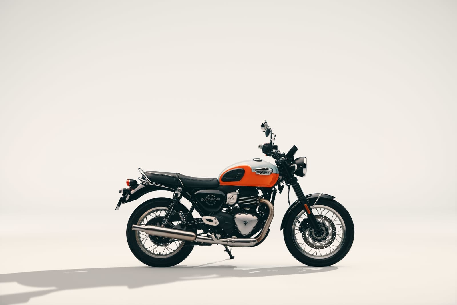 Triumph Bonneville T40 laranja e azul-claro, vista de perfil lateral direita