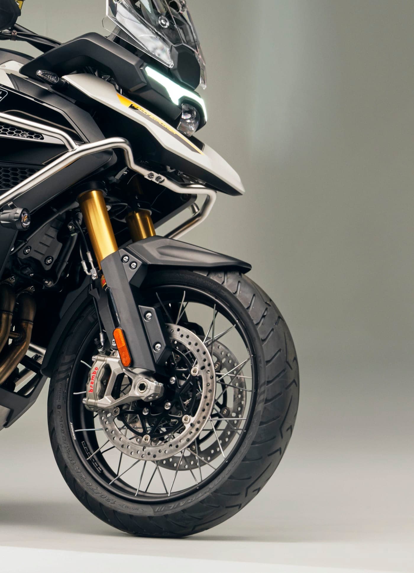 Frente da nova Triumph Tiger 1200 Rally Explorer com farol de LED, garfo dourado e pinça Brembo