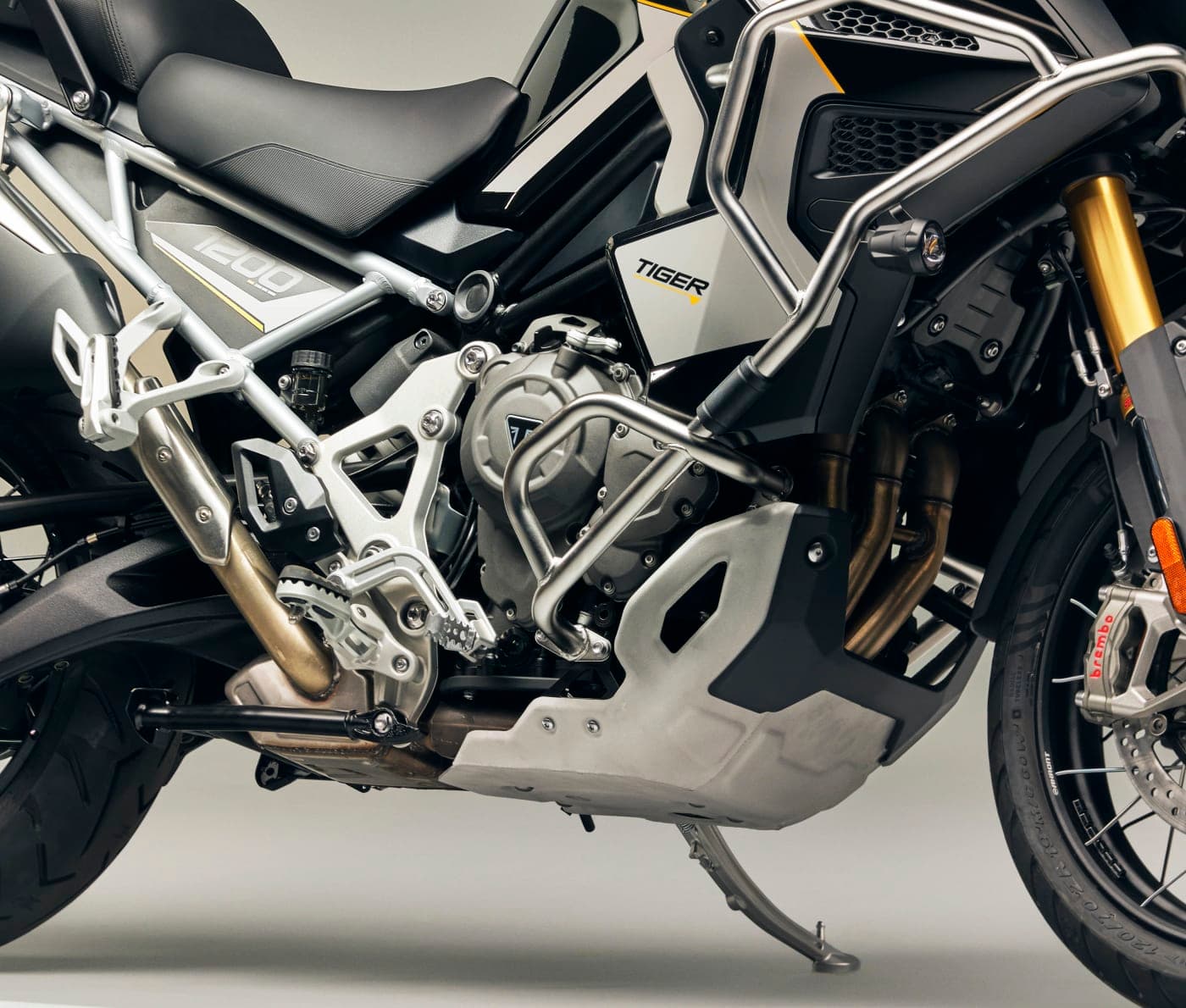 Detalhe do motor tricilíndrico, quadro e protetor de cárter da nova Triumph Tiger 1200