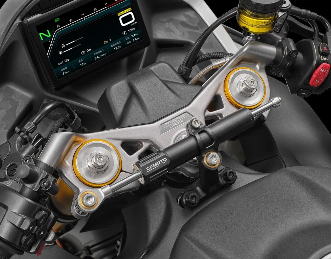 Painel digital TFT e amortecedor de direção da CFMoto 750SR-S