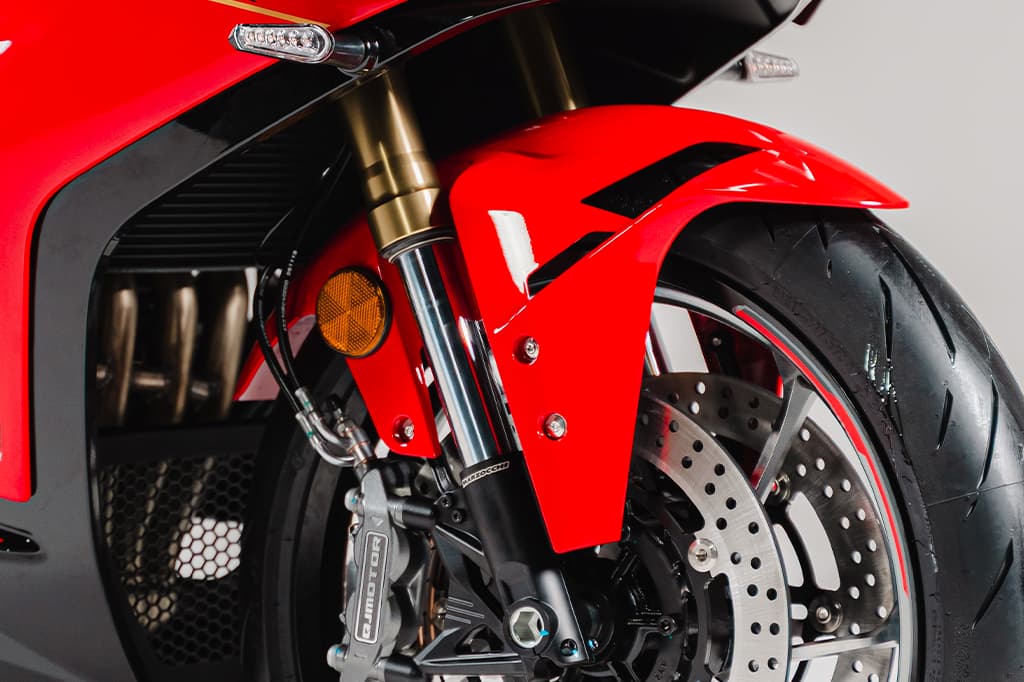 Detalhe da suspensão dianteira invertida da SBM 400RR