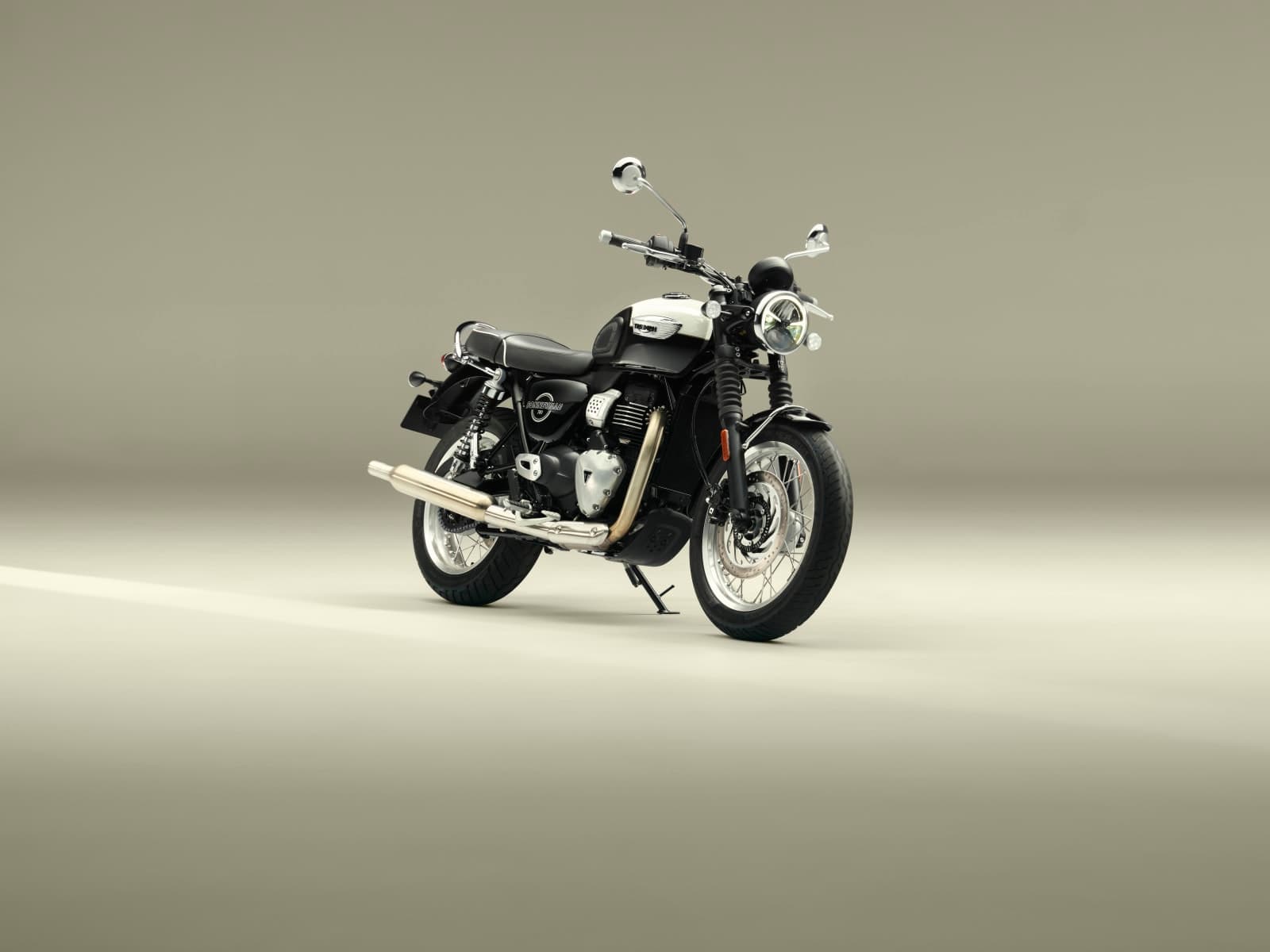 Triumph Bonneville T40 2027 nas cores branca e preta, vista dianteira três-quartos
