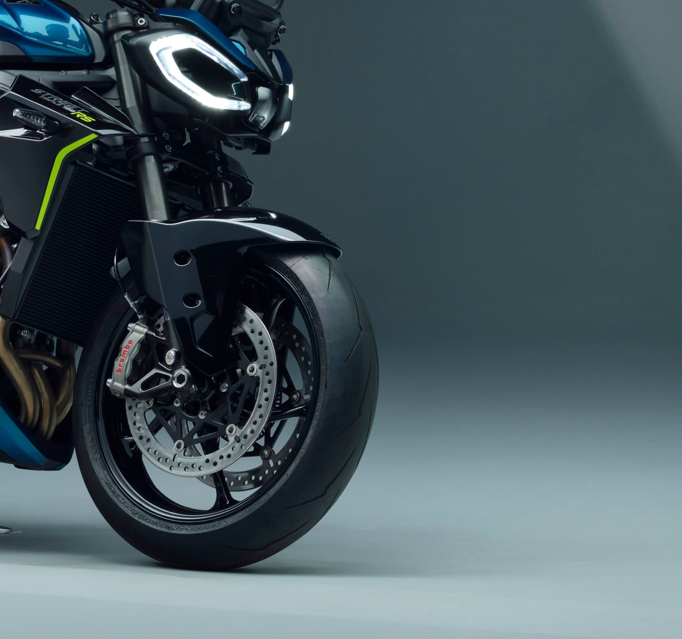 Frente da nova Triumph Street Triple 798 RS com farol de LED em formato de U, pinça Brembo e pneu Pirelli