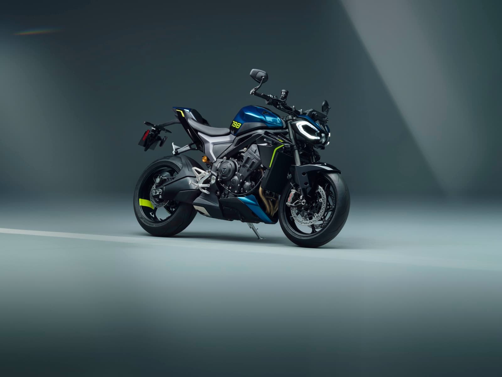 Triumph Street Triple 798 RS 2027 azul com detalhes em amarelo fluorescente
