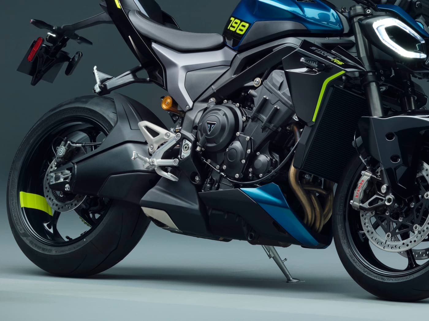 Detalhe do motor tricilíndrico de 798 cm³, tanque com número 798 e carenagem inferior da nova Street Triple 798 RS