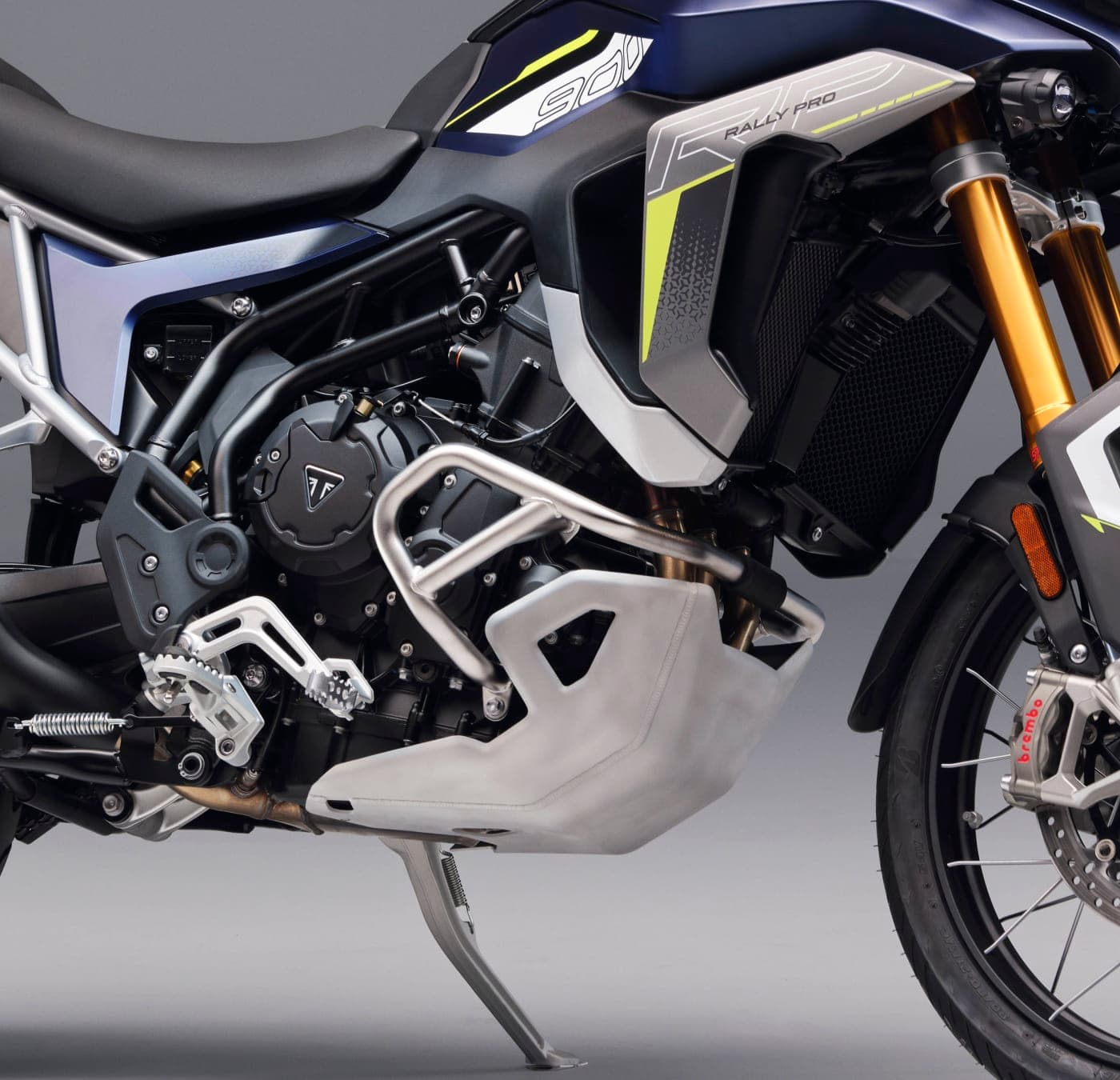 Detalhe do motor tricilíndrico, protetores e protetor de cárter da nova Triumph Tiger 900 Rally Pro